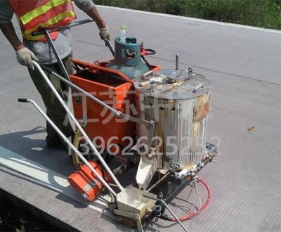 熱熔標(biāo)線(xiàn)施工機(jī)械 車(chē)位劃線(xiàn)用什么設(shè)備?