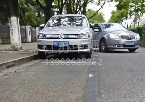 車停在車位也被貼處罰單子?交通警察:這三種停車方式也算違規!